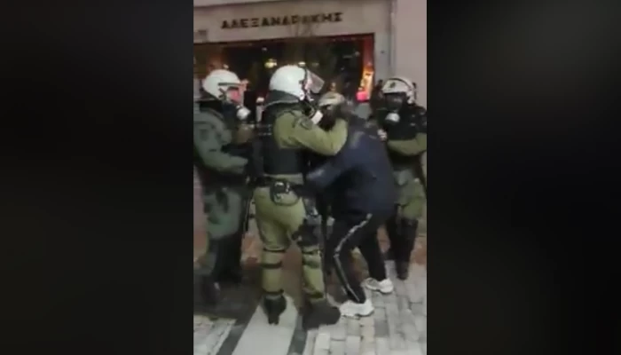 Η στιγμή που τα ΜΑΤ συλλαμβάνουν τον Κρητικό λυράρη – Του έβρισαν τη γυναίκα και ζήτησε τον λόγο (βίντεο)